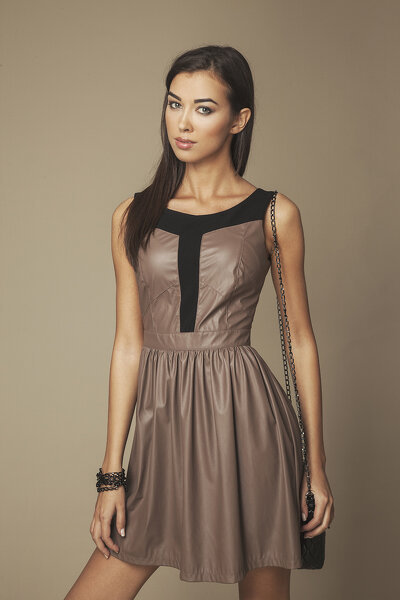 AMBIGANTE sukienka skórzana brązowa