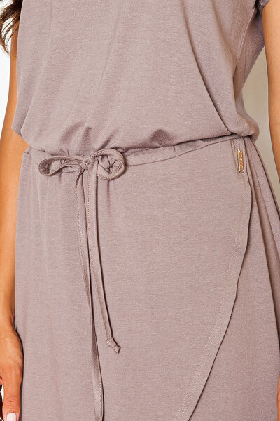 Asymetryczna sukienka wiązana w pasie w kolorze brązu