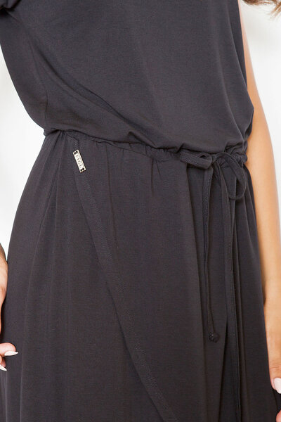 Asymetryczna sukienka wiązana w pasie w czarnym kolorze