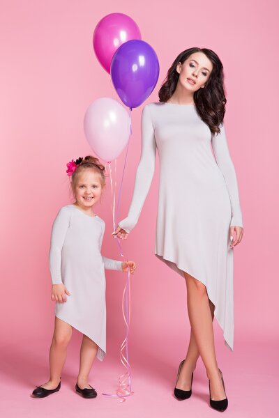 Jasnoszara asymetryczna sukienka dla mamy i córki