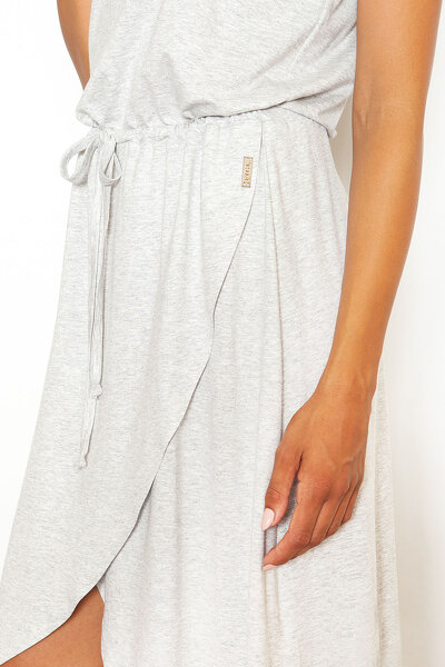 Asymetryczna sukienka wiązana w pasie w jasno szarym kolorze
