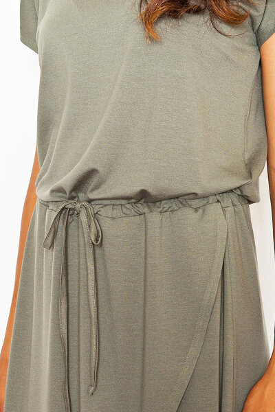 Asymetryczna sukienka wiązana w pasie w oliwkowym kolorze