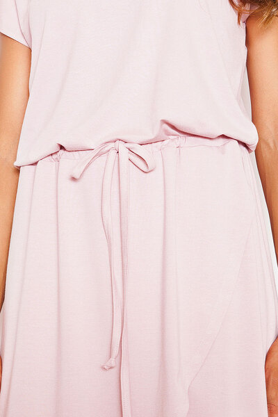 Asymetryczna sukienka wiązana w pasie w różowym kolorze