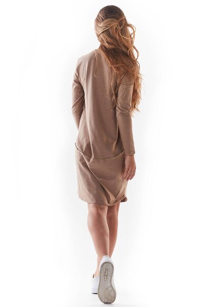 Bawełniana brązowa sukienka o sportowym fasonie