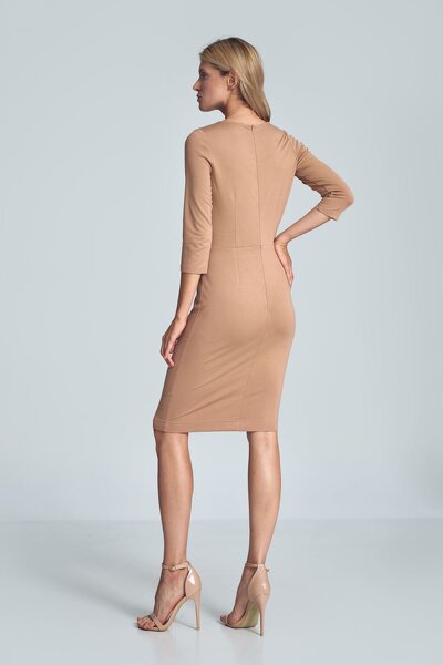 Beżowa dopasowana sukienka z kopertowym dekoltem
