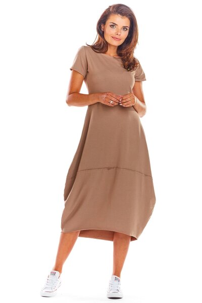 Beżowa dzianinowa sukienka rozszerzana ku dołowi