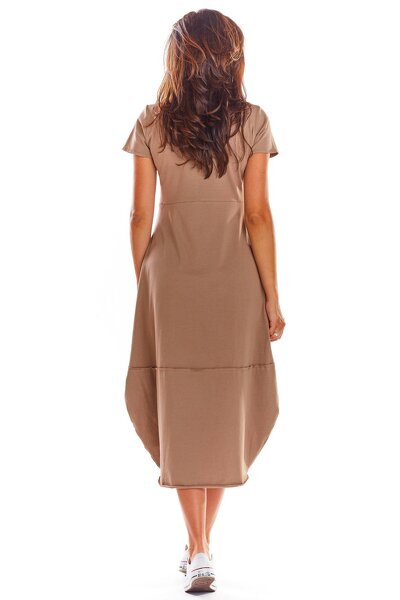 Beżowa dzianinowa sukienka rozszerzana ku dołowi