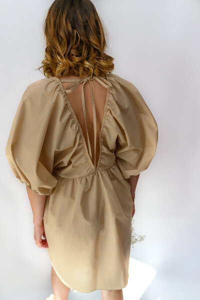 Beżowa letnia sukienka mini o luźnym fasonie