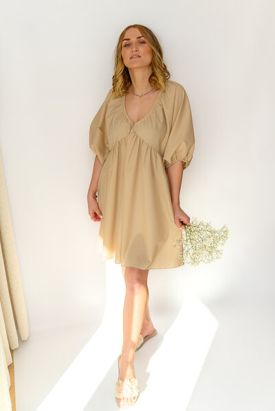 Beżowa letnia sukienka mini o luźnym fasonie