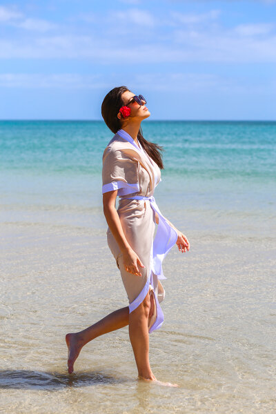 Beżowa letnia sukienka o zakładanym fasonie i wiązaniem w pasie