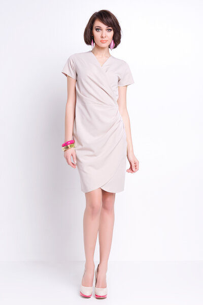 Beżowa kopertowa sukienka z asymetrycznym dołem