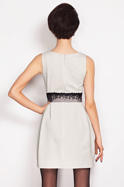 Beżowa sukienka z wstawką koronkową