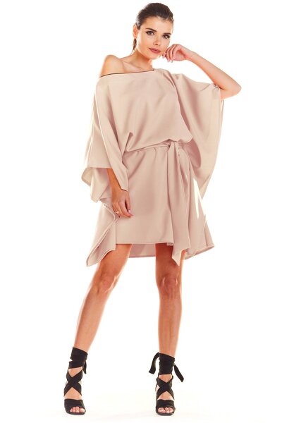 Beżowa sukienka mini o fasonie asymetrycznym i oversize