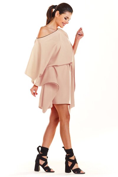 Beżowa sukienka mini o fasonie asymetrycznym i oversize