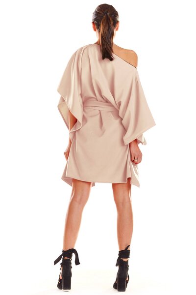 Beżowa sukienka mini o fasonie asymetrycznym i oversize