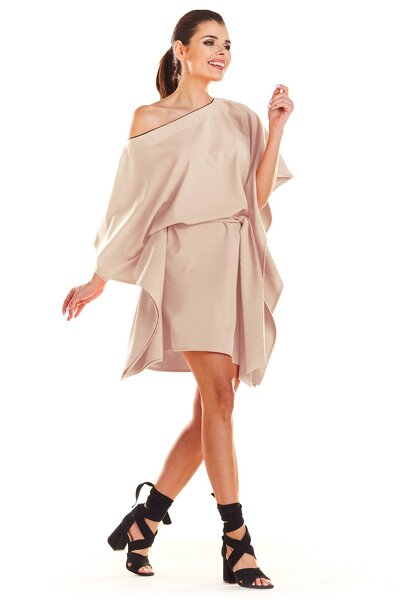 Beżowa sukienka mini o fasonie asymetrycznym i oversize