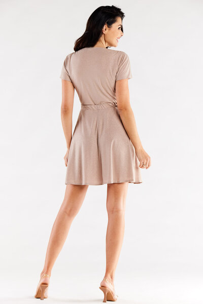 Beżowa sukienka mini o rozkloszowanym fasonie