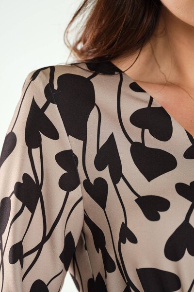 Beżowa sukienka mini z sercami i falbankami