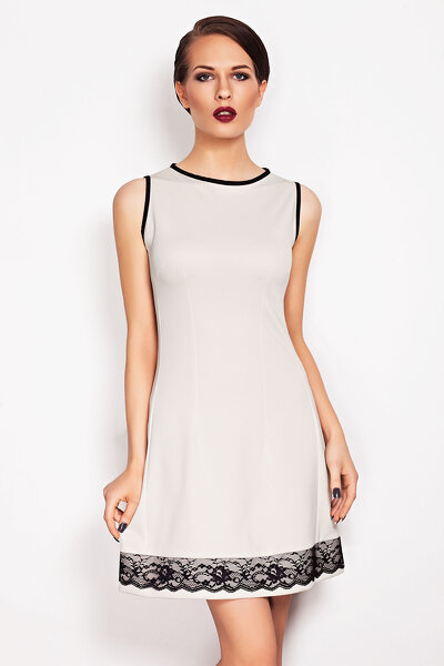 Beżowa sukienka mini z czarnym pasem koronkowym