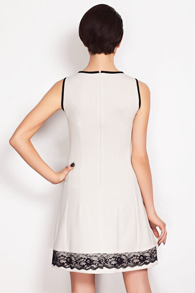 Beżowa sukienka mini z czarnym pasem koronkowym