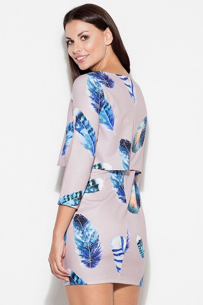 Beżowa sukienka ozdobiona niebieskimi elementami