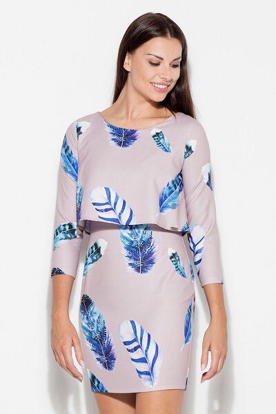 Beżowa sukienka ozdobiona niebieskimi elementami