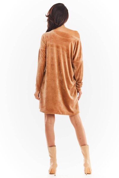 Beżowa sukienka o luźnym fasonie wykonana z weluru