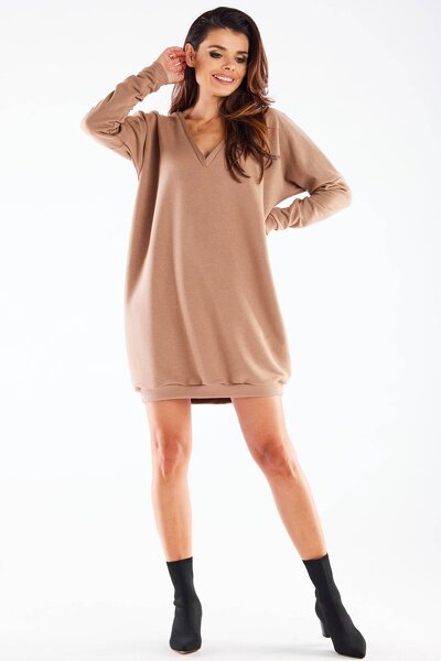 Beżowa sukienka oversize z dekoltem do szpica