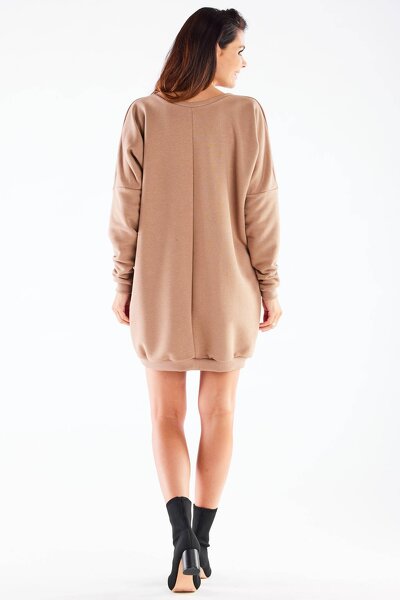 Beżowa sukienka oversize z dekoltem do szpica