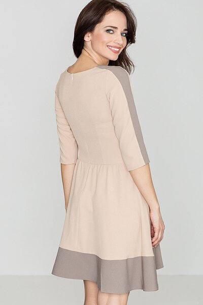 Rozkloszowana sukienka w beżowym kolorze