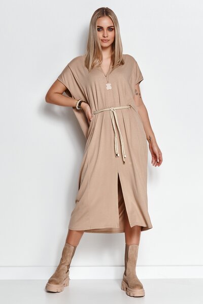 Beżowa sukienka w stylu oversize wiązana w pasie