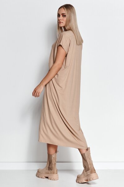 Beżowa sukienka w stylu oversize wiązana w pasie