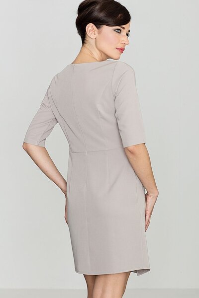 Beżowa sukienka z niewielkim rozcięciem z przodu