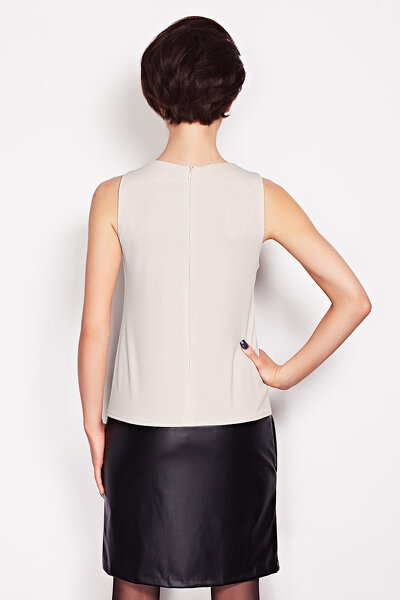 Beżowa sukienka z ozdobnym asymetrycznym rozcięciem