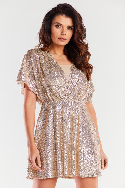 Beżowa sukienka z cekinami z wcięciem na plecach