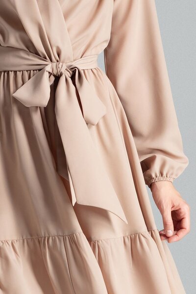 Beżowa sukienka z falbaną 