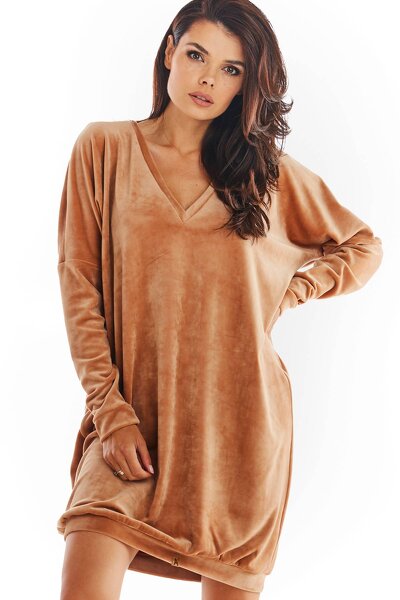 Beżowa welurowa sukienka z dekoltem w serek