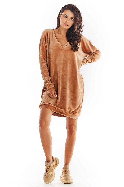 Beżowa welurowa sukienka z dekoltem w serek