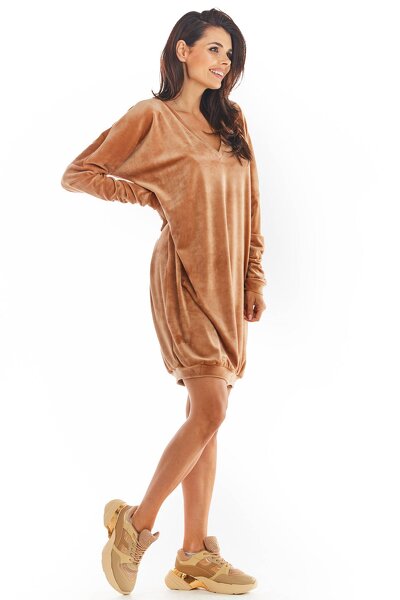 Beżowa welurowa sukienka z dekoltem w serek