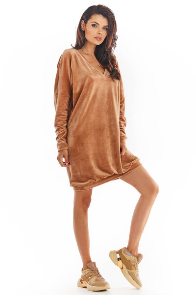 Beżowa welurowa sukienka z dekoltem w serek