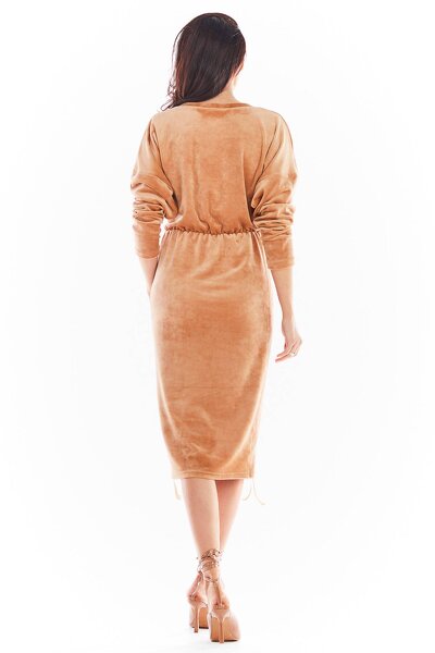 Beżowa welurowa sukienka z regulacją długości