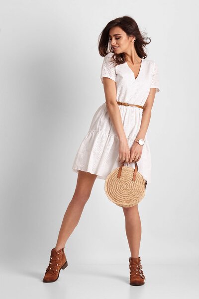 Biała ażurowa sukienka na ciepłe letnie dni