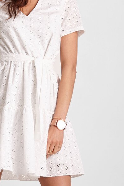 Biała ażurowa sukienka na ciepłe letnie dni