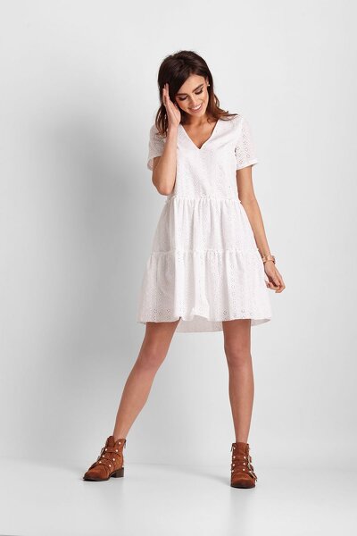 Biała ażurowa sukienka na ciepłe letnie dni