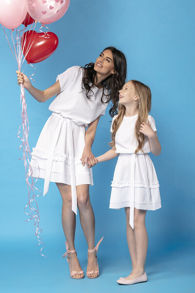 Biała letnia sukienka z podwójną falbaną, identyczny zestaw