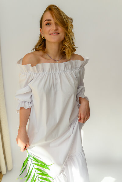 Biała luźna sukienka maxi z gumką przy dekolcie