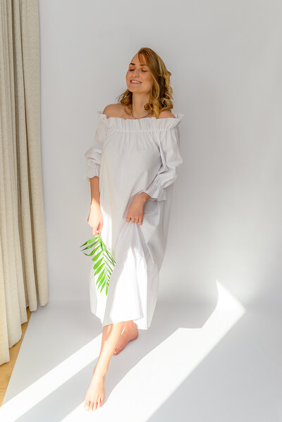 Biała luźna sukienka maxi z gumką przy dekolcie