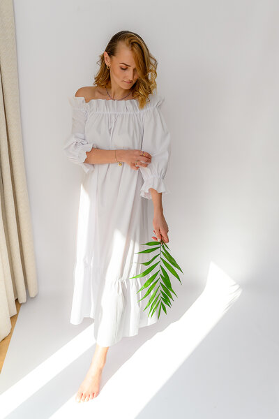 Biała luźna sukienka maxi z gumką przy dekolcie