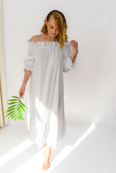 Biała luźna sukienka maxi z gumką przy dekolcie