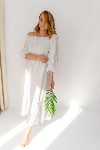 Biała luźna sukienka maxi z gumką przy dekolcie